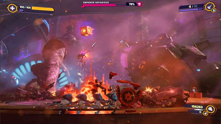Nefarious może tez okazjonalnie przyciągać do siebie wybuchowe skrzynki po to żeby cisnąć nimi w Waszą stronę - Ratchet & Clank Rift Apart: Imperator Nefarious, Finałowy boss - jak pokonać? - Ratchet & Clank Rift Apart - poradnik do gry