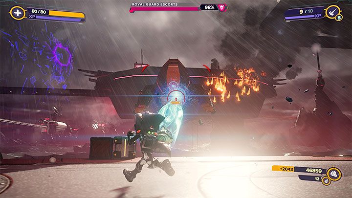 Po tym jak pojawi się Królewska eskorta skupcie się na atakowaniu wrogich latających maszyn - Ratchet & Clank Rift Apart: Królewska eskorta, Viceron - jak pokonać? - Ratchet & Clank Rift Apart - poradnik do gry