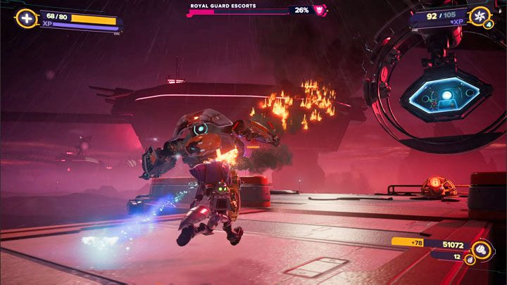 Unikanie ostrzału ze strony maszyn Królewskiej eskorty nie powinno być bardzo trudne, gdyż nie ma wśród nich żadnych specjalnych ataków - są to zwykłe, choć dość silne pociski - Ratchet & Clank Rift Apart: Królewska eskorta, Viceron - jak pokonać? - Ratchet & Clank Rift Apart - poradnik do gry