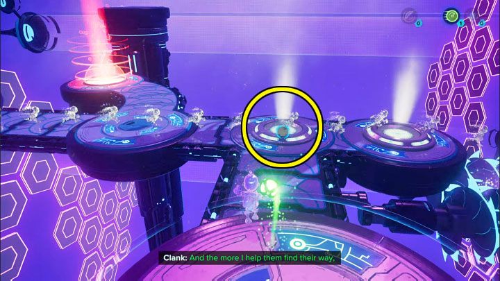 Powróćcie ze sferą szybkością do głównej ścieżki, którą biegną projekcje i rzućcie sferą w zaznaczony na obrazku slot - Ratchet & Clank Rift Apart: Naprawienie anomalii i dotarcie do wiertła - solucja - Ratchet & Clank Rift Apart - poradnik do gry