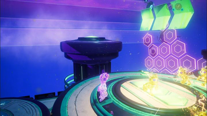 Wciśnięcie przez biegnące projekcje oddalonej płyty naciskowej docelowo doprowadzi do obniżenia się pokazanej na obrazku bocznej platformy - Ratchet & Clank Rift Apart: Kit, Powrót na Sargasso - rozwiązania zagadek, lista - Ratchet & Clank Rift Apart - poradnik do gry