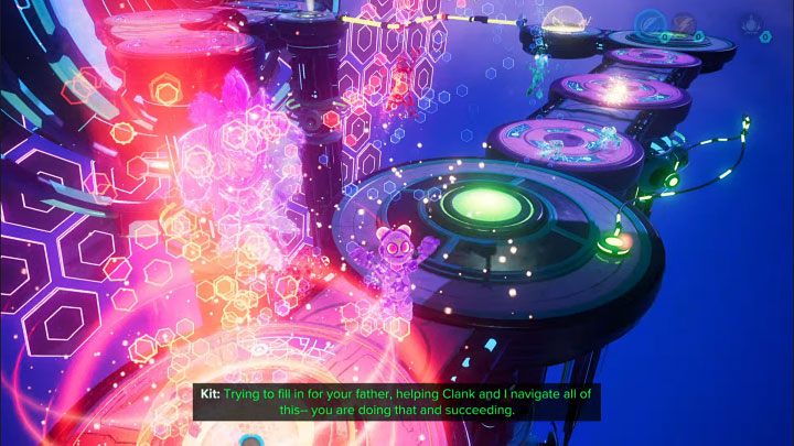 Przełączcie się w inwentarzu na sferę podniesienia i rzućcie nią w pokazany na obrazku 1 slot, który jest na trasie biegu projekcji - Ratchet & Clank Rift Apart: Kit, Powrót na Sargasso - rozwiązania zagadek, lista - Ratchet & Clank Rift Apart - poradnik do gry