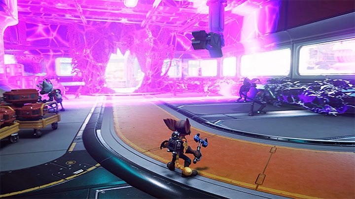 Podczas przechodzenia gry możecie też być świadkami scen ukazujących niestabilność poszczególnych wymiarów czy przenoszenie się potworów z innych wymiarów do świata aktualnie badanego przez sterowaną postać - Ratchet & Clank Rift Apart: Podróż między wymiarami - jak działa? - Ratchet & Clank Rift Apart - poradnik do gry