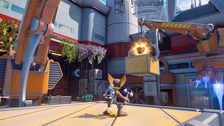 Pozostańcie na kontenerze i czekajcie aż zbliżycie się do nieruchomego dźwigu z drugim kontenerem i znajdującą się na nim drugą szczeliną - Ratchet & Clank Rift Apart: Pościg za doktorem Nefariousem - solucja - Ratchet & Clank Rift Apart - poradnik do gry
