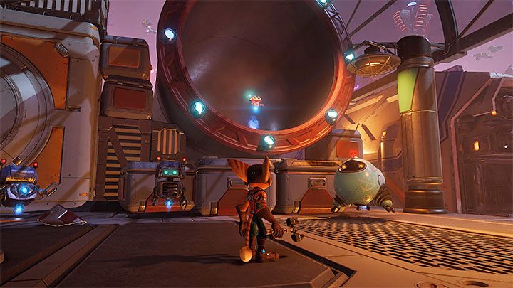 W dalszej części magazynu wysyłkowego trzeba stoczyć kolejne walki - Ratchet & Clank Rift Apart: Eksploracja targowiska i fabryki - solucja - Ratchet & Clank Rift Apart - poradnik do gry