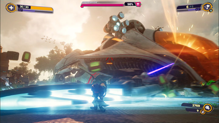 Troponoga często wykonuje silne zamachnięcia górnymi kończynami - Ratchet & Clank Rift Apart: Pokonanie Troponogi i opuszczenie planety - solucja - Ratchet & Clank Rift Apart - poradnik do gry