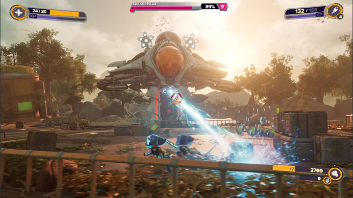 Boss dysponuje też niebezpiecznym atakiem dystansowym - strzela niebieską wiązką lasera - Ratchet & Clank Rift Apart: Pokonanie Troponogi i opuszczenie planety - solucja - Ratchet & Clank Rift Apart - poradnik do gry