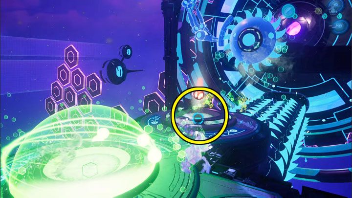 Powróćcie w pobliże lewej ścieżki, przyciągnijcie do siebie sferę podniesienia i umieśćcie ją w slocie z powyższego obrazka - Ratchet & Clank Rift Apart: Clank, Blizar Prime - rozwiązania zagadek, lista - Ratchet & Clank Rift Apart - poradnik do gry