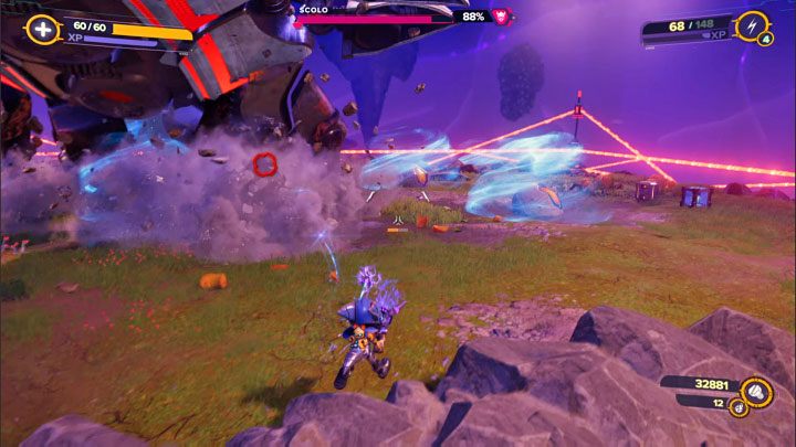 Nowym atakiem, którym nie dysponowała Troponoga z Sargasso, jest przelot na areną na niskiej wysokości, w trakcie którego ogon skolopendry będzie rył o ziemię - Ratchet & Clank Rift Apart: Troponoga Skolopendra, Chmura Szczątków Scarstu - Ratchet & Clank Rift Apart - poradnik do gry