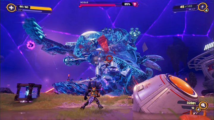 Do atakowania bossa używajcie najsilniejszych broni, choć pomocny może też być np - Ratchet & Clank Rift Apart: Troponoga Skolopendra, Chmura Szczątków Scarstu - Ratchet & Clank Rift Apart - poradnik do gry