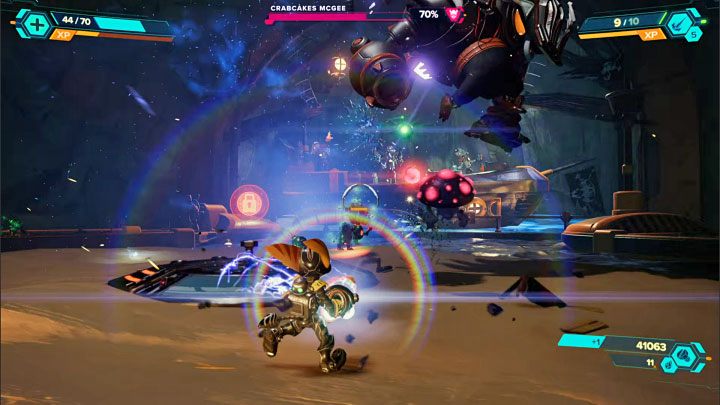 Nie liczcie na to, że boss będzie przez cały czas pozostawał na środkowej wyspie, gdyż jest on w stanie wykonywać dalekie skoki - Ratchet & Clank Rift Apart: Crabcakes McGee, Ardolis - jak pokonać? - Ratchet & Clank Rift Apart - poradnik do gry