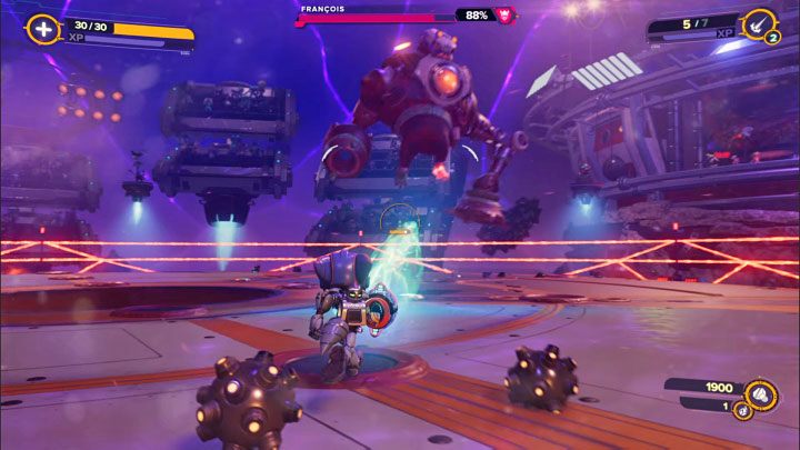 Podobnie jak niszczyciel z Nefarious City Francois potrafi wykonywać dalekie skoki - Ratchet & Clank Rift Apart: Francois, Chmura Szczątków Scarstu - jak pokonać? - Ratchet & Clank Rift Apart - poradnik do gry