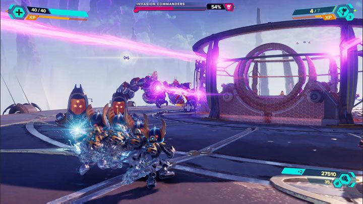 Spodziewajcie się, że w dalszej fazie walk na dachu archiwum mogą zacząć pojawiać się także zwykli wrogowie - Ratchet & Clank Rift Apart: Dowódcy inwazji, Savali - jak pokonać? - Ratchet & Clank Rift Apart - poradnik do gry