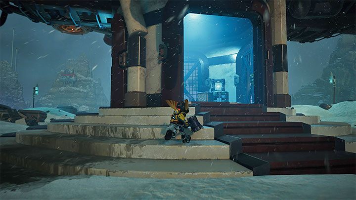 Niezależnie od tego czy zainteresowaliście się opisaną powyżej znajdźką czy też nie zbadajcie centralną platformę w lodowym wymiarze, dzięki czemu natraficie na czynną windę - Ratchet & Clank Rift Apart: Wejście na stację Kedaro - solucja - Ratchet & Clank Rift Apart - poradnik do gry