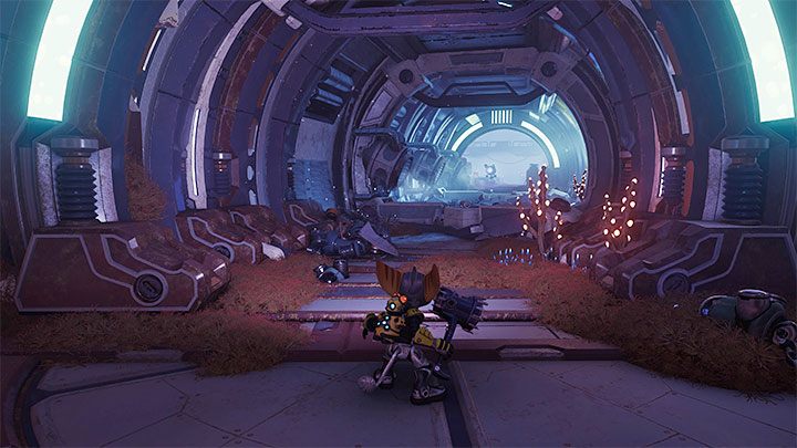 Możecie opuścić to pomieszczenie (bezpieczna do wylądowania jest teraz cała podłoga) i wyruszyć za zaprzyjaźnionym Junk Botem głównym korytarzem na południe - Ratchet & Clank Rift Apart: Odnalezienie Kuźni Rubion - solucja - Ratchet & Clank Rift Apart - poradnik do gry