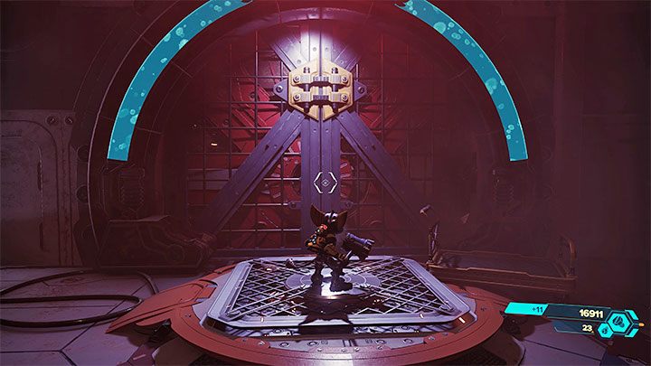 Po tym jak odwrócicie uwagę Wolta rozbitym żółtym pojemnikiem ustawcie się na nowej płycie naciskowej - Ratchet & Clank Rift Apart: Naprawienie kuźni - solucja - Ratchet & Clank Rift Apart - poradnik do gry