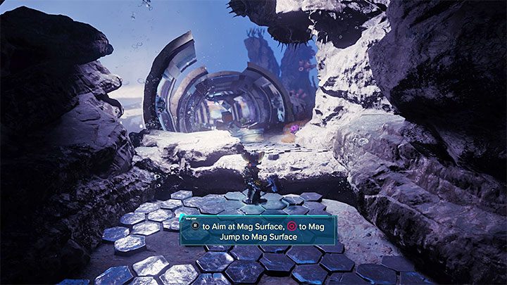 Podróżowanie po dnie bardzo przypomina korzystanie z magnetycznych ścieżek - Ratchet będzie przyczepiony do podłoża i będziecie mogli przeskakiwać na inne ścieżki wybierając miejsce lądowania na podstawie żółtej ikony heksagonu - Ratchet & Clank Rift Apart: Naprawienie kuźni - solucja - Ratchet & Clank Rift Apart - poradnik do gry