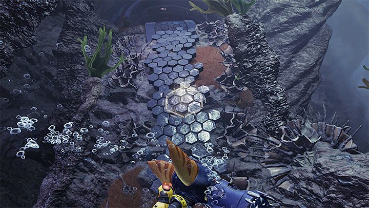 Wyruszcie dalej na południowy-zachód i pokonujcie napotykane słabe potwory - Ratchet & Clank Rift Apart: Naprawienie kuźni - solucja - Ratchet & Clank Rift Apart - poradnik do gry