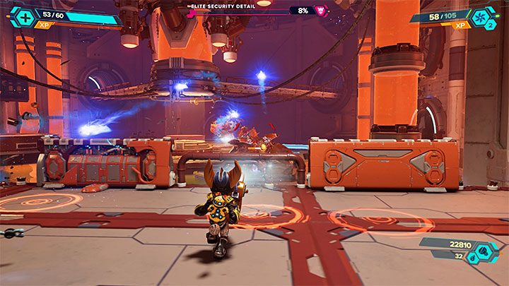 Bossowie mogą też przeprowadzać ostrzały rakietowe i w tego typu sytuacjach decydujcie się na bieganie na boki, choć możecie też oczywiście wspomagać się lotobutami i widmowym pędem - Ratchet & Clank Rift Apart: Uwolnienie Wolta i stworzenie Wymiaromatu - solucja - Ratchet & Clank Rift Apart - poradnik do gry