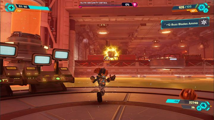 Wykorzystujcie to, że możecie przyciągać się do okolicznych szczelin, a także powracać na oddaloną półkę, na której używaliście wcześniej korby - Ratchet & Clank Rift Apart: Uwolnienie Wolta i stworzenie Wymiaromatu - solucja - Ratchet & Clank Rift Apart - poradnik do gry