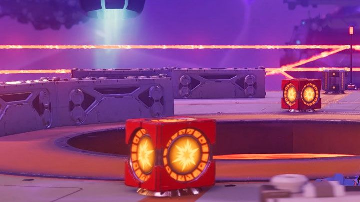 Podczas walk uważajcie na wybuchowe skrzynki, które ataki bossa mogą detonować - Ratchet & Clank Rift Apart: Spotkanie z Ratchetem w Gastropubie - solucja - Ratchet & Clank Rift Apart - poradnik do gry