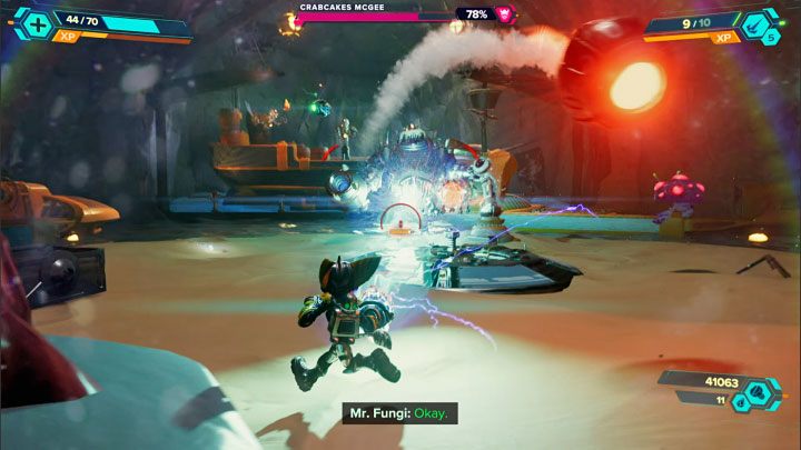 Crabcakes McGee wyposażony jest w granatnik, z pomocą którego jest w stanie prowadzić ostrzał - Ratchet & Clank Rift Apart: Zaliczenie pirackich prób - solucja - Ratchet & Clank Rift Apart - poradnik do gry