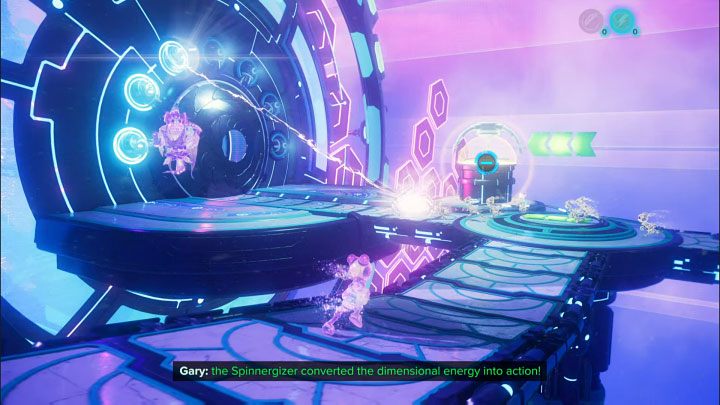 Dzięki użyciu elektrycznej sfery na generatorze obróciła się płyta ze strzałkami i projekcje będą teraz dobiegały do meta-terminalu i zderzały się z nim - Ratchet & Clank Rift Apart: Ochrona Mortów i uwolnienie Troponogi - solucja - Ratchet & Clank Rift Apart - poradnik do gry