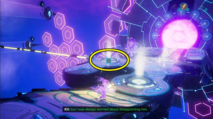 Wyruszcie z powrotem w stronę miejsca startu i rzućcie elektryczną sferą w slot zaznaczony na obrazku, czyli ten, przez który przebiegają projekcje - Ratchet & Clank Rift Apart: Ochrona Mortów i uwolnienie Troponogi - solucja - Ratchet & Clank Rift Apart - poradnik do gry