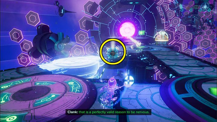 Wybierzcie z inwentarza pierwszą ciężką sferę, którą nadal macie przy sobie - Ratchet & Clank Rift Apart: Dotarcie do anomalii w katakumbach - solucja - Ratchet & Clank Rift Apart - poradnik do gry