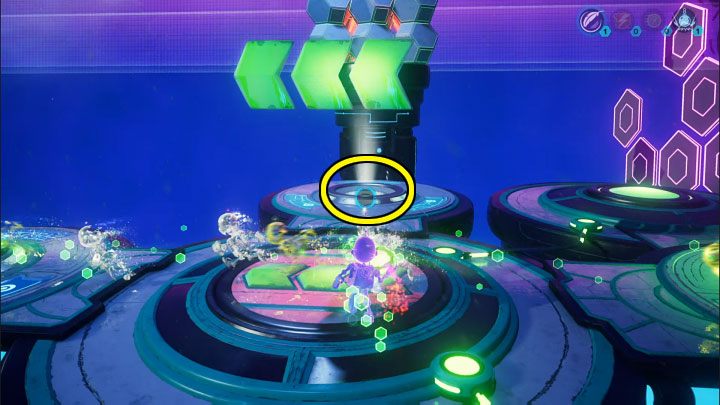 Zwróćcie się w stronę pokazanego na obrazku bocznego slotu i rzućcie w niego sferą podniesienia - Ratchet & Clank Rift Apart: Dotarcie do anomalii w katakumbach - solucja - Ratchet & Clank Rift Apart - poradnik do gry