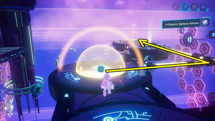 Elektryczną sferę musicie umieścić w slocie tuż obok - Ratchet & Clank Rift Apart: Dotarcie do anomalii w katakumbach - solucja - Ratchet & Clank Rift Apart - poradnik do gry