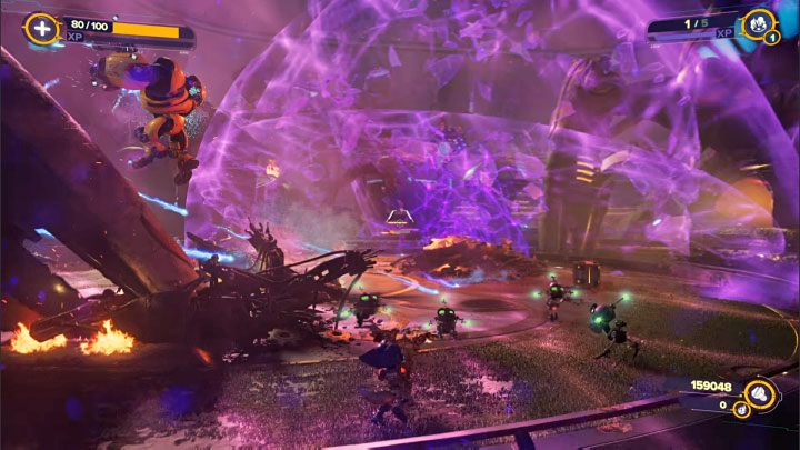 Po tym jak Nefarious straci cały pasek zdrowia przyzwie dużą ilość posiłków - Ratchet & Clank Rift Apart: Rozpoczęcie finału i pokonanie imperatora - solucja - Ratchet & Clank Rift Apart - poradnik do gry