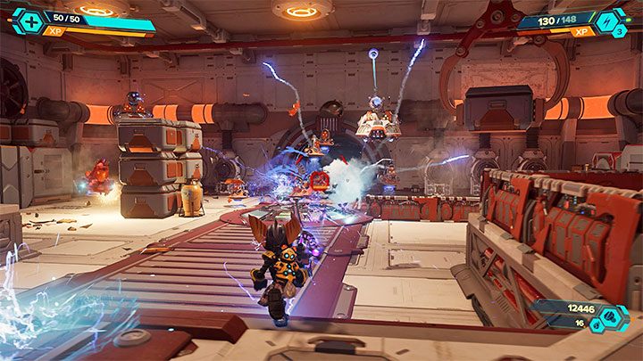 Starcia w grze Ratchet & Clank Rift Apart mogą odbywać się w zwarciu lub na dystans - jest to uzależnione od ataków jakimi dysponują przeciwnicy (niektórzy wrogowie stawiają wyłącznie na walkę wręcz) oraz od używanej w danym momencie broni - Ratchet & Clank Rift Apart: Walka - Ratchet & Clank Rift Apart - poradnik do gry