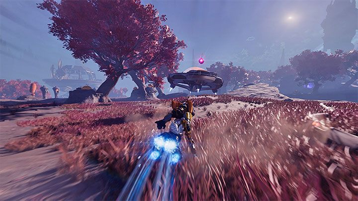 W trakcie pościgu za UFO używajcie lotobutów aktywowanych przytrzymywaniem R1 - Ratchet & Clank Rift Apart: Uciekające UFO - jak zatrzymać? - Ratchet & Clank Rift Apart - poradnik do gry