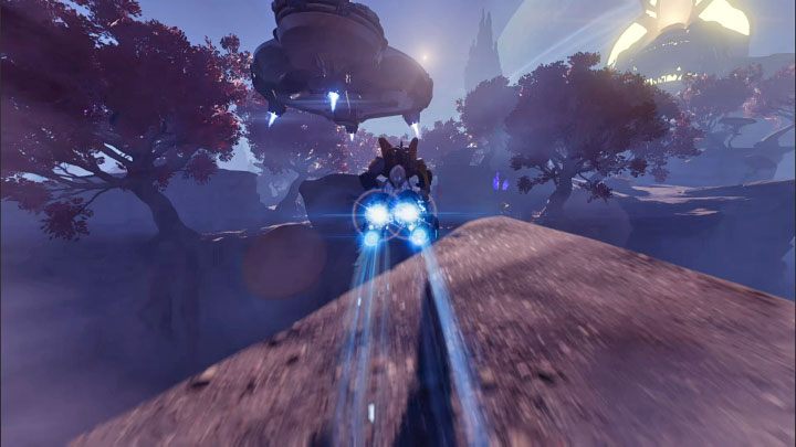 Podczas pościgu szukajcie ramp, na które można najechać i wybić się z dużą szybkością w powietrze - Ratchet & Clank Rift Apart: Uciekające UFO - jak zatrzymać? - Ratchet & Clank Rift Apart - poradnik do gry