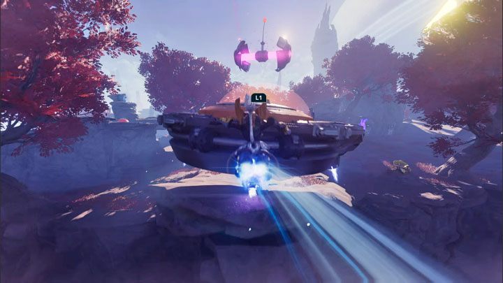 Po znalezieniu się w powietrzu celujcie w latający spodek i bądźcie gotowi do złapania się zaczepu na UFO poprzez wciśnięcie L1 - Ratchet & Clank Rift Apart: Uciekające UFO - jak zatrzymać? - Ratchet & Clank Rift Apart - poradnik do gry