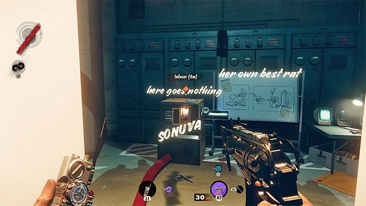 Pozostało już tylko aktywować eksperyment - musicie w tym celu wejść bohaterem do dużej komory i użyć hakofalówki do uruchomienia urządzenia na odległość (zwróćcie się w stronę przycisku z wyjętym gadżetem żeby namierzyć miejsce do hakowania) - Deathloop: Jak zachować moc i broń? - Deathloop - poradnik do gry
