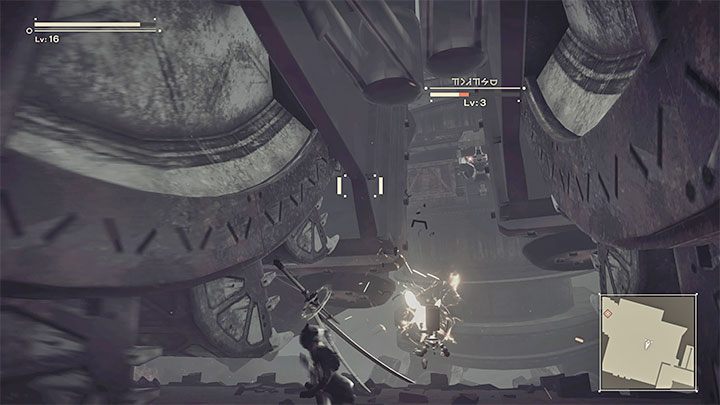Ten Goliat tak samo jak poprzedni może uderzać górnymi kończynami, które zakończone są pracującymi piłami - NieR Automata: 5 Rozdział, Route A - solucja, opis przejścia - NieR Automata - poradnik do gry