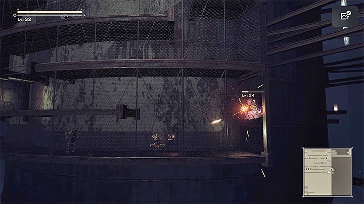 Przed Wami obszar z dużą liczbą kratek, w którym trzeba doskakiwać do kolejnych, coraz wyższych półek, a także nowa sekcja ze zgniatarkami, w której ponownie warto pilnować się i niszczyć potwory każdorazowo przed przebiegnięciem pod nową zgniatarką - NieR Automata: 9 Rozdział, Route A - solucja, opis przejścia - NieR Automata - poradnik do gry