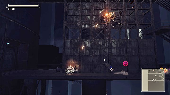 W kolejnej sekcji maszyna w kształcie pająka będzie przyczepiona do ściany i możecie ją zaatakować na odległość lub po prostu szybko przebiec dalej - NieR Automata: 9 Rozdział, Route A - solucja, opis przejścia - NieR Automata - poradnik do gry