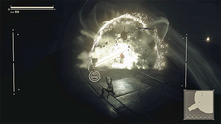 Jedną z bitew będziecie musieli rozgrywać w ciemnościach i warto tu pomagać sobie opcją blokowania kamery na przeciwnikach, dzięki czemu Wasze ataki dystansowe nie będą musiały pudłować - NieR Automata: 13 Rozdział, 9S - Route C,D - solucja, opis przejścia - NieR Automata - poradnik do gry