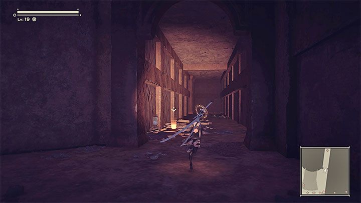 Pieczątka 10 - Pozostańcie wewnątrz głównego budynku parku rozrywki, ale wycofajcie się w okolice wejścia do niego i zbadajcie pokazany na obrazku boczny korytarz - NieR Automata: Park rozrywki - solucja, misje poboczne - NieR Automata - poradnik do gry