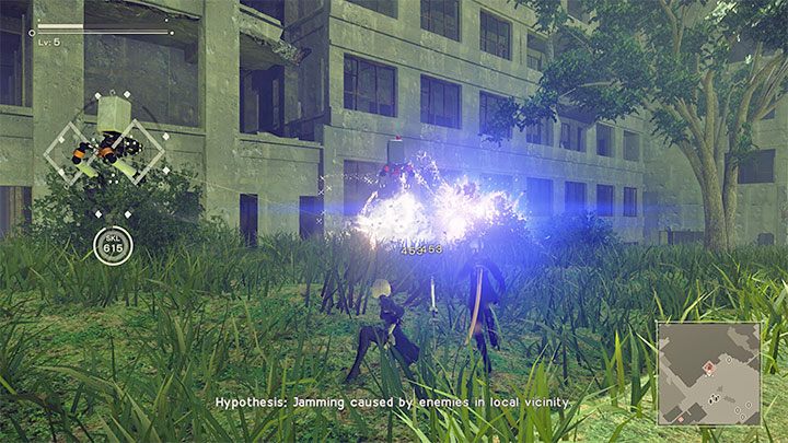 Walka dystansowa odbywa się z wykorzystaniem poda, czyli latającego robota, który podąża za postacią od samego początku gry i który jest w stanie ostrzeliwać przeciwników - NieR Automata: Porady na start - NieR Automata - poradnik do gry