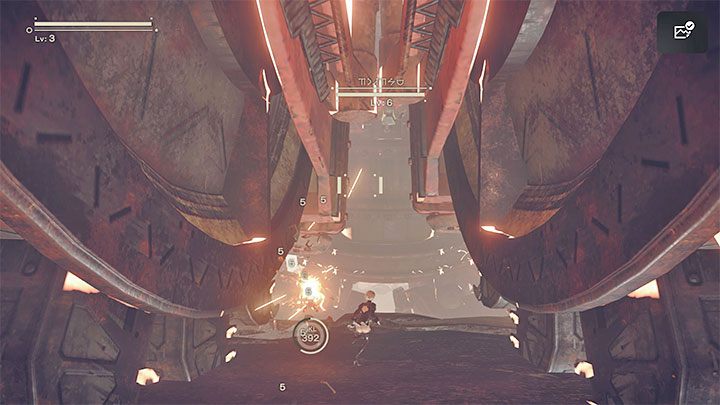 Boss w trakcie walki często polega na górnych kończynach - wielkich piłach podobnych do tych, które atakowaliście wcześniej - NieR Automata: 1 Rozdział, Route A - solucja, opis przejścia - NieR Automata - poradnik do gry