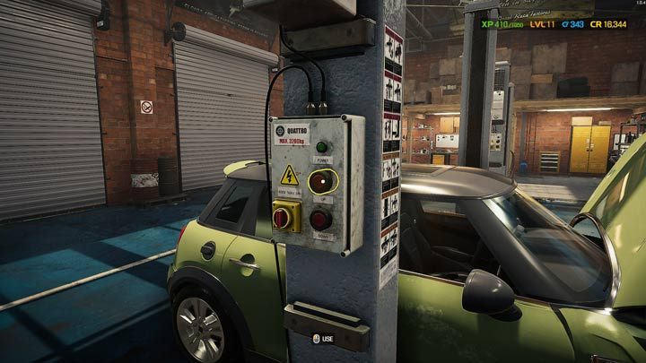 W przypadku konieczności dostania się do zawieszenia lub pod elementy silnika należy podnieść samochód - Car Mechanic Simulator 2021: Wymiana części - Car Mechanic Simulator 2021 - poradnik do gry