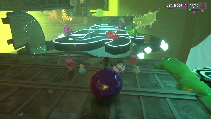 Kolejnym waszym ruchem będzie przeskoczenie po neonowych napisach - Psychonauts 2: Strike City - solucja, opis przejścia - Psychonauts 2 - poradnik do gry