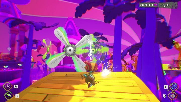 Aby przedostać się dalej musicie wskoczyć wspiąć się po zielonych elementach, a następnie powstrzymać kilka obiektów, które poruszają się za szybko, aby przedostać się dalej - Psychonauts 2: PSI Kings Sensorium - solucja, opis przejścia - Psychonauts 2 - poradnik do gry