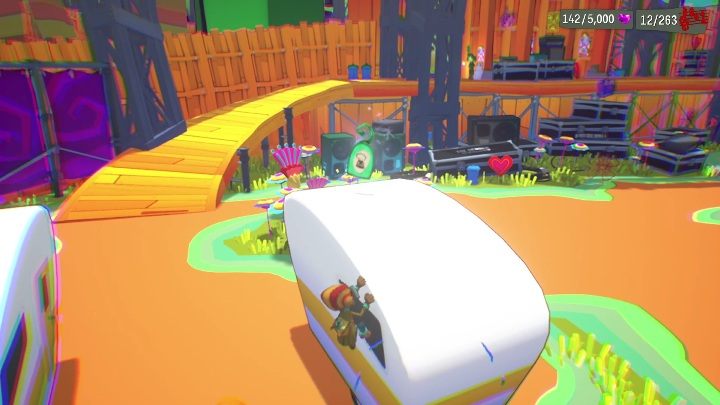 Ta zawieszka leży na dachu przyczepy kempingowej, zaraz za sceną - Psychonauts 2: Emotional Baggage, PSI Kings Sensorium - gdzie znaleźć? - Psychonauts 2 - poradnik do gry