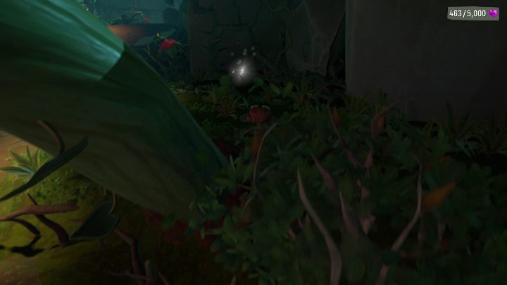 Karta chowa się przed Wami w krzakach, zaraz obok Fords Office, łatwo ją zauważyć mimo sporej ilości zieleni - Psychonauts 2: PSI Challenge Card, Green Needle Gulch - gdzie znaleźć? - Psychonauts 2 - poradnik do gry