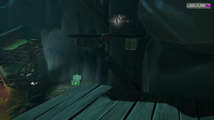 Aby dostać się do tej karty musicie wskoczyć na drewnianą platformę, która znajduje się przy zboczu góry - Psychonauts 2: PSI Challenge Card, Green Needle Gulch - gdzie znaleźć? - Psychonauts 2 - poradnik do gry